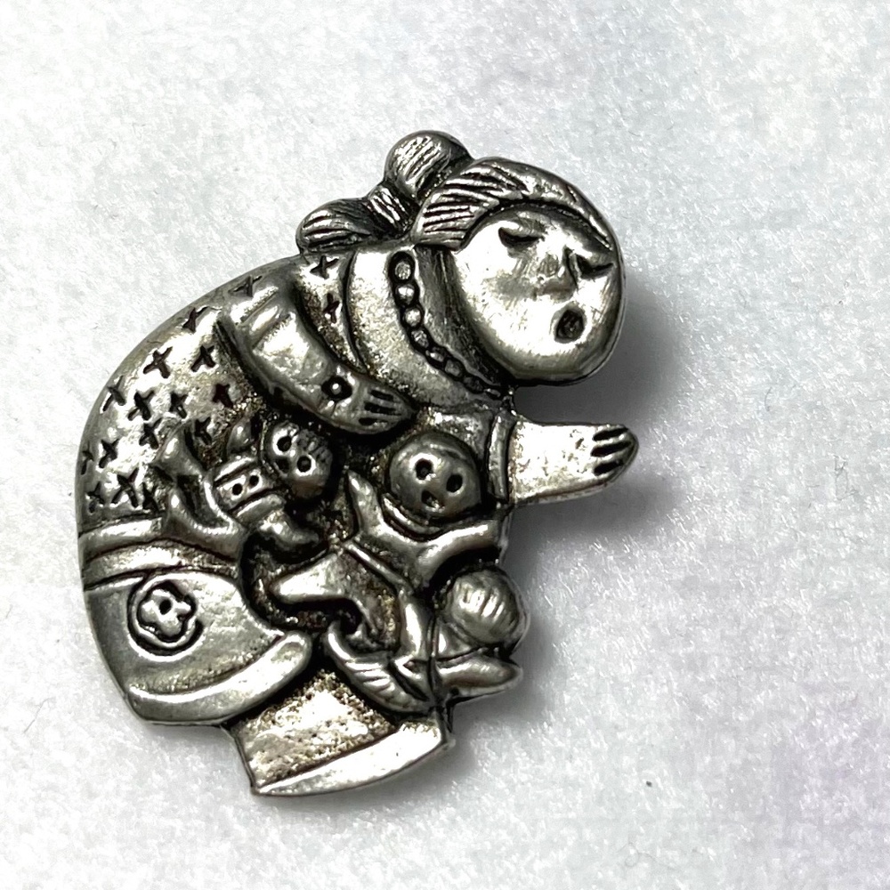 NATIVE STORYTELLER PIN BACK BROOCHE